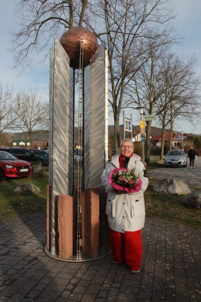 Ingrid Scholz vor der von ihr geschaffenen Skulptur